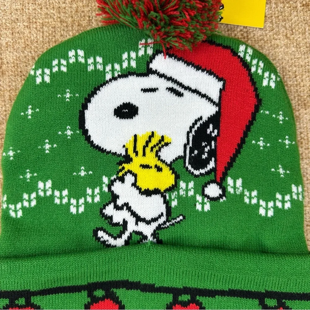 Peanuts Snoopy NWT Pom Beanie/Toboggan Hat Green/Red One Size Unisex